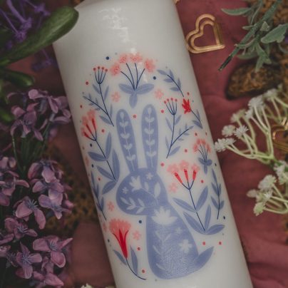 Herzwerk Store Osterhase Blumen lila Osterkerzen